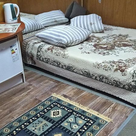 Apartment In A Guest House Almaty Bagian luar foto