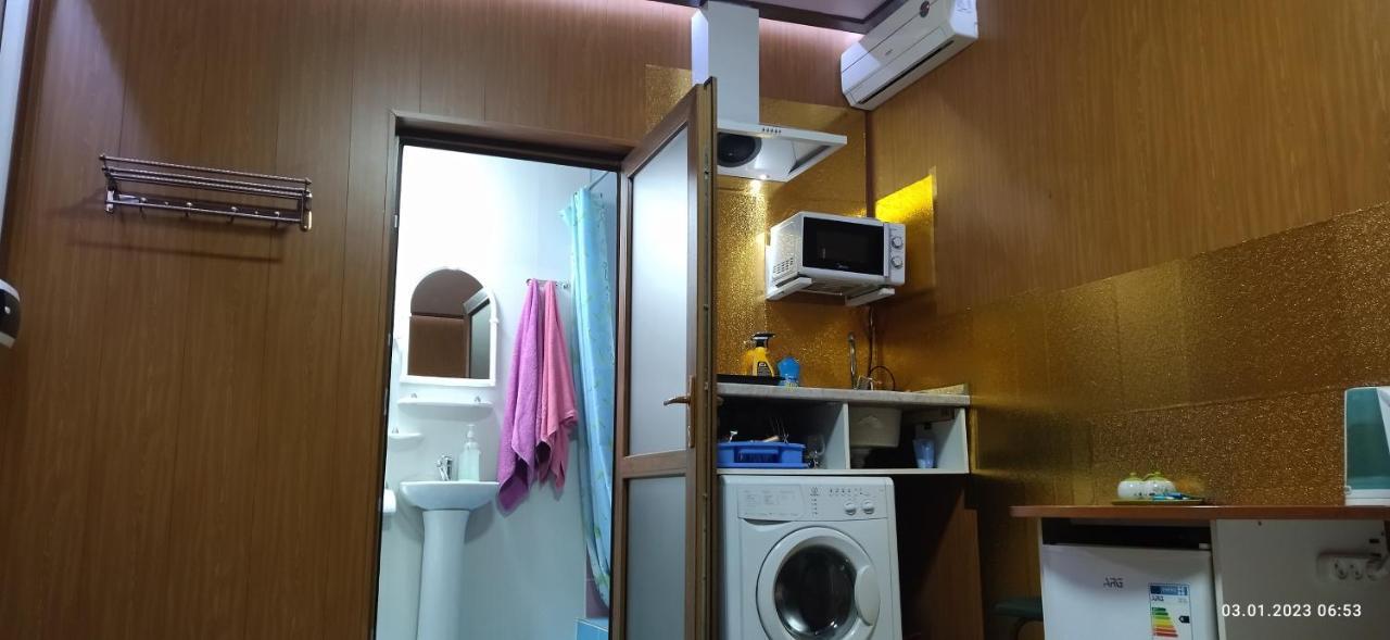 Apartment In A Guest House Almaty Bagian luar foto